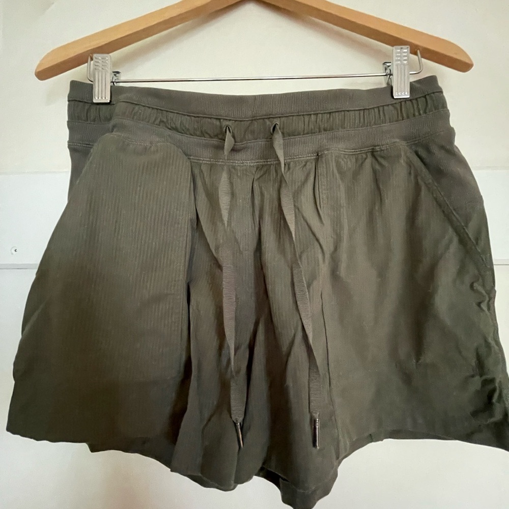 Lululemon Dance Studio Short, Sz8